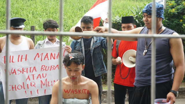 Aksi Komunitas Cinta Bangsa untuk Waskita Karya (Foto: Iqbal Firdaus/kumparan)