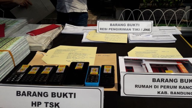 Barang bukti kasus pembuatan materai palsu (Foto: Fadjar Hadi/kumparan)