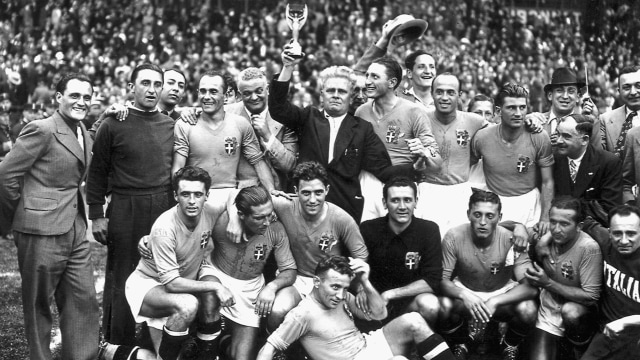 Pozzo dan Timnas Italia di Piala Dunia 1938. (Foto: STAFF / AFP)