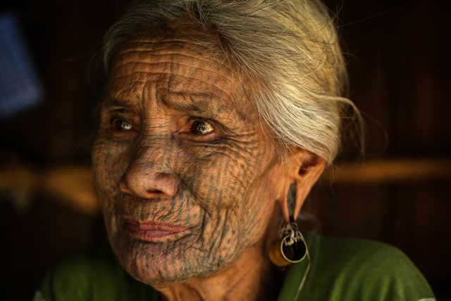 Wanita Suku Chin dengan tato (Foto: Flickr / Sai Main)