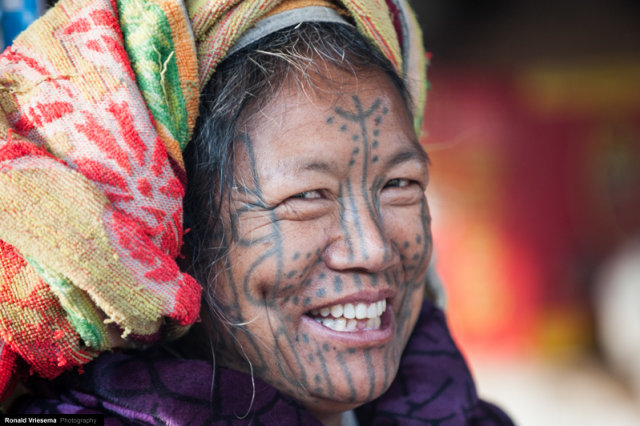 Potret wanita Suku Chin (Foto: Flickr / Ronald Vriesema)