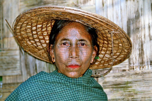 Wajah wanita Suku Chin (Foto: Flickr / RURO photography)