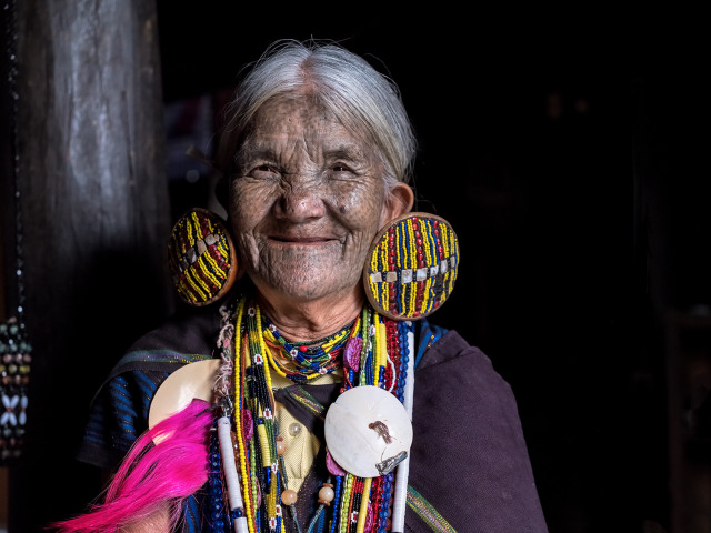 Wanita Suku Chin (Foto: Flickr / Gabriele Rodriquez)