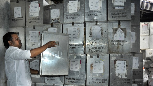 Petugas KPUD memeriksa kotak suara Pilkada (Foto: ANTARA FOTO/Asep Fathulrahman)