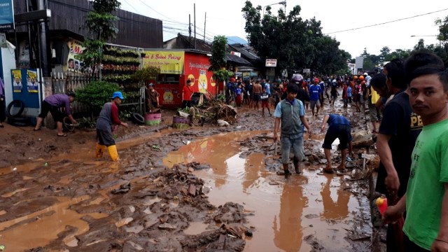 Kemacetan akibat banjir di Cicaheum Bandung. (Foto: Iqbal Tawakkal/kumparan)