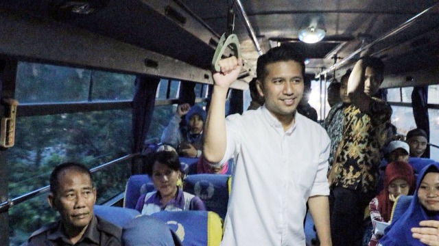 Blusukan Naik Bus Kota, Emil Dicurhati Penumpang (Foto: Phaksy Sukowati/kumparan)