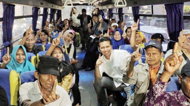 Blusukan Naik Bus Kota, Emil Dicurhati Penumpang (Foto: Phaksy Sukowati/kumparan)