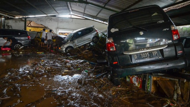 Banjir di Bandung. (Foto: Antara/Raisan Al Farisi)