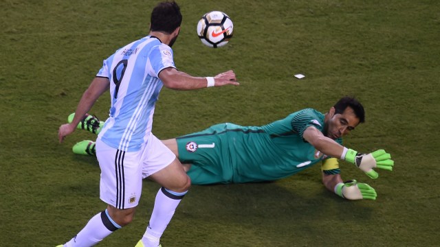 Higuain gagal cetak gol di Copa America 2015. (Foto: DON EMMERT / AFP)