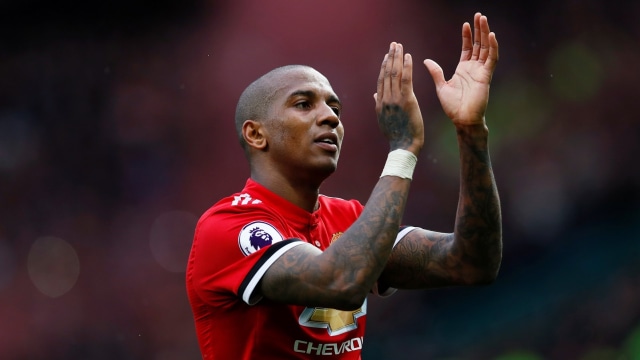 Ashley Young usai menang lawan Liverpool. (Foto: Reuters/Jason Cairnduff)