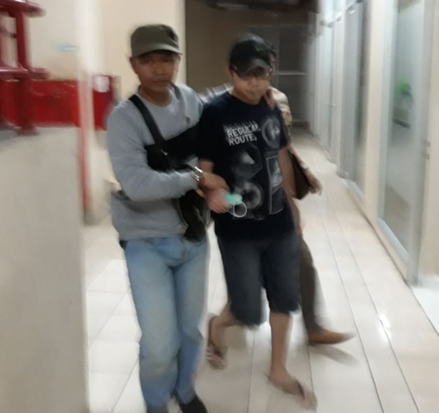 Terduga pembobol Bank Mandiri Bandung ditahan (Foto: Dok. Humas Kejaksaan Agung)