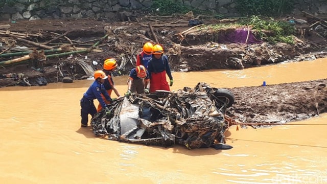 Banjir di Cicaheum dan Cikutra. (Foto: dok. Basarnas Bandung)