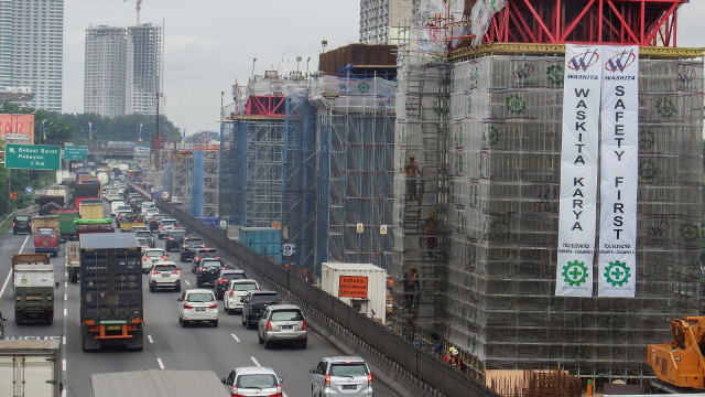 Pembangunanan tol Jakarta-Cikampek II atau tol layang Foto: ANTARA FOTO/Paramayuda