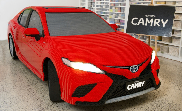 Toyota Camry yang terbuat dari Lego (Foto: dok. Motoring)