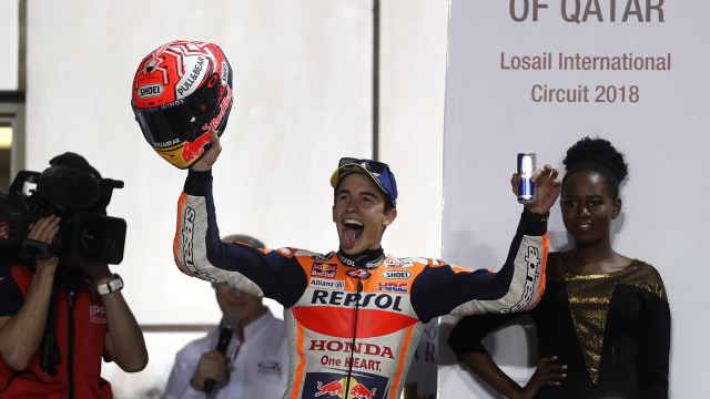 Marquez di podium GP Qatar. (Foto: KARIM JAAFAR / AFP)
