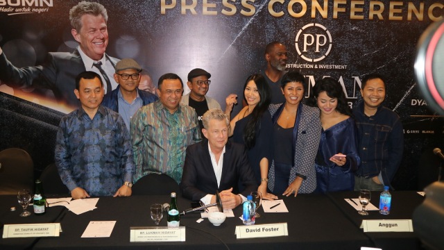 Konferensi pers konser David Foster di Surabaya (Foto: Tika/kumparan)