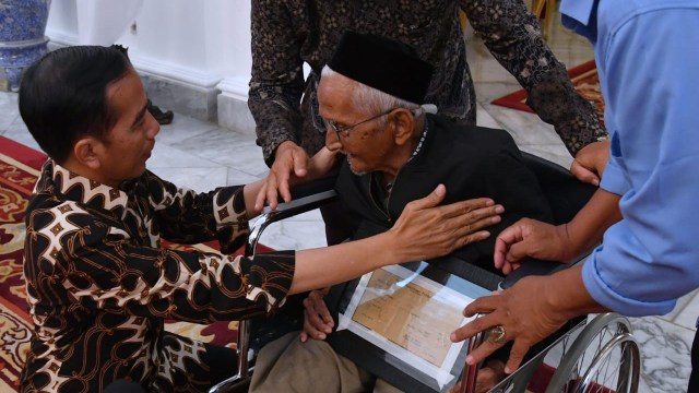 Nyak Sandang dan Jokowi di Istana. (Foto: Biro Pers Setpres)