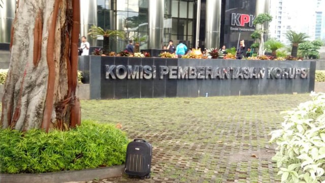 Koper mencurigakan di depan Gedung KPK (Foto: Adhim Mugni/kumparan)