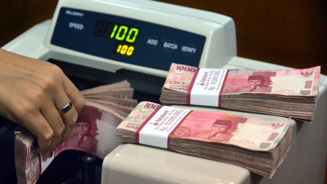 Ilustrasi menghitung mata uang Rupiah. (Foto: AFP/Bay Ismoyo)