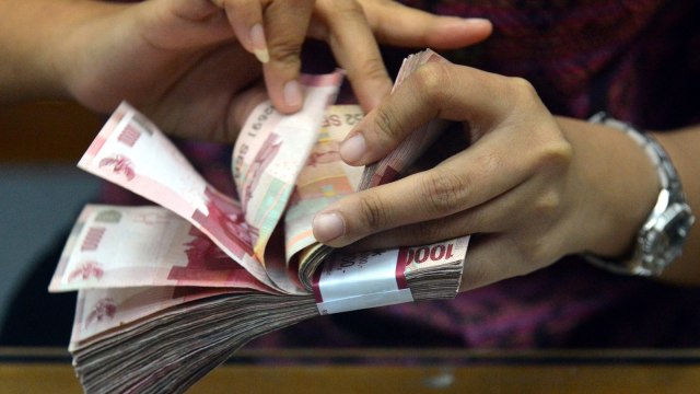 Ilustrasi menghitung uang Rupiah. (Foto: AFP/Bay Ismoyo)