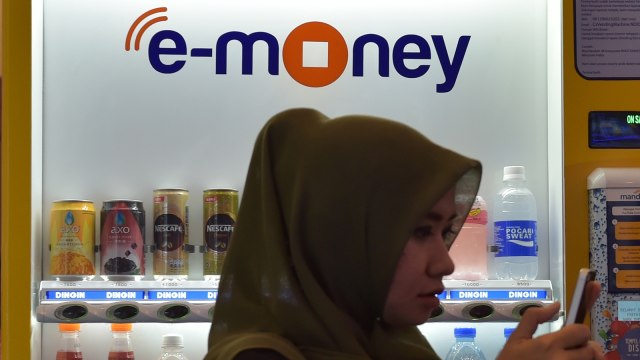 Ilustrasi E-Money. (Foto: AFP/Adek Berry)