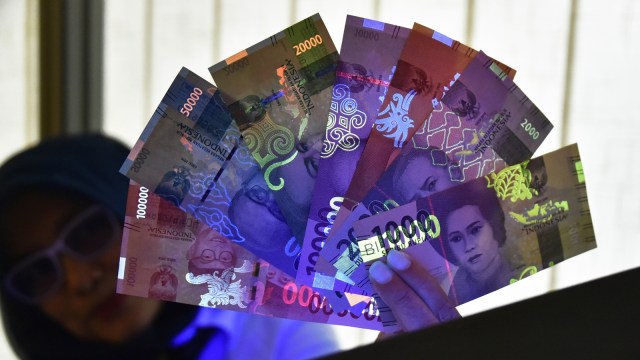 Ilustrasi hologram pada uang Rupiah. (Foto: AFP/Bay Ismoyo)