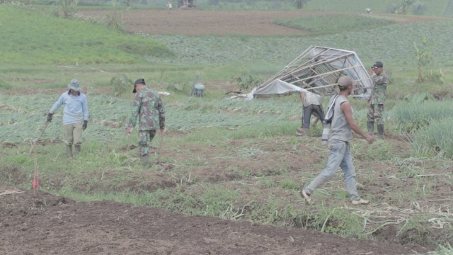 Tentara dan warga melakukan penanaman