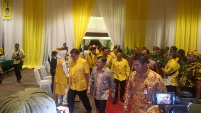 JK tiba di Rakernas Golkar, Hotel Sultan, Jakarta. (Foto: Ainul Qalbi/kumparan)