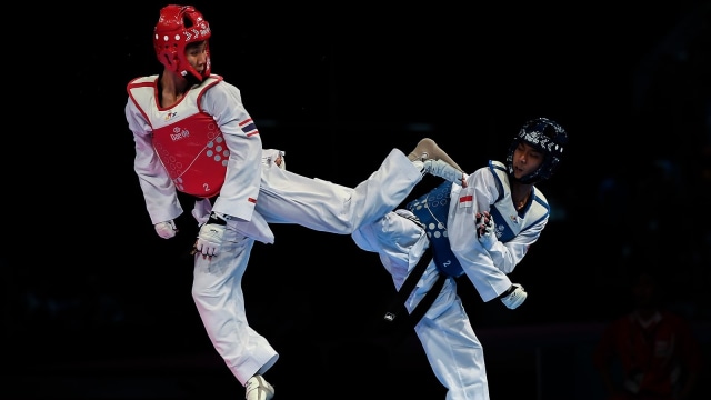 Aksi taekwondoin Indonesia di SEA Games 2017. (Foto: AFP/Mohd Rasfan)