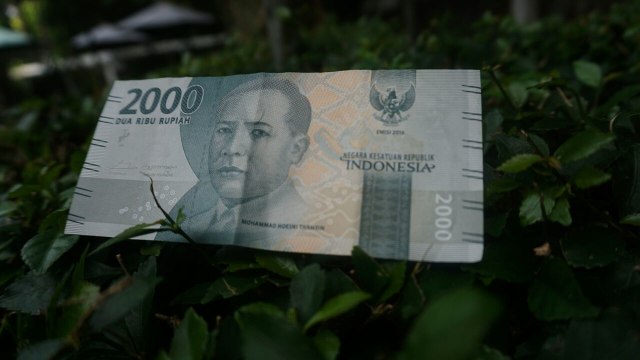 Ilustrasi uang pecahan Rp 2.000. (Foto: Iqbal Firdaus/kumparan)