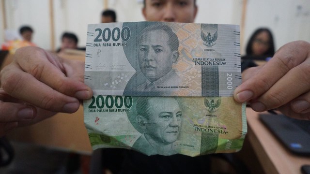 Ilustrasi uang pecahan Rp 20.000 dan Rp 2.000. (Foto: Intan Alfitry Novian/kumparan)