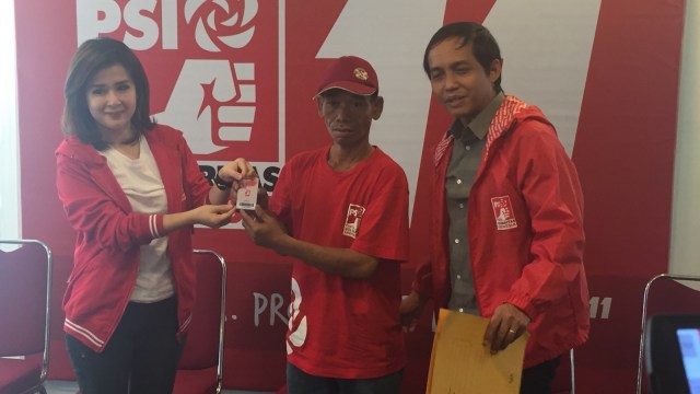Handoko, pesepeda asal Jepara temui Ketum PSI. (Foto: Soejono Eben Saragih/kumparan)