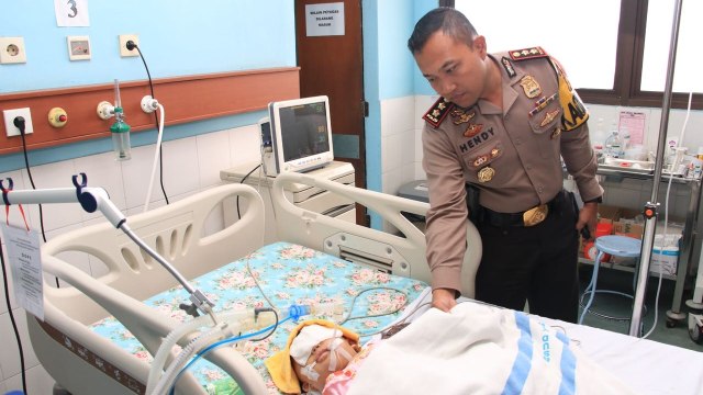 AKBP Hendy F Kurniawan jenguk bayi malang KGO. (Foto: Dok. Polres Karawang)