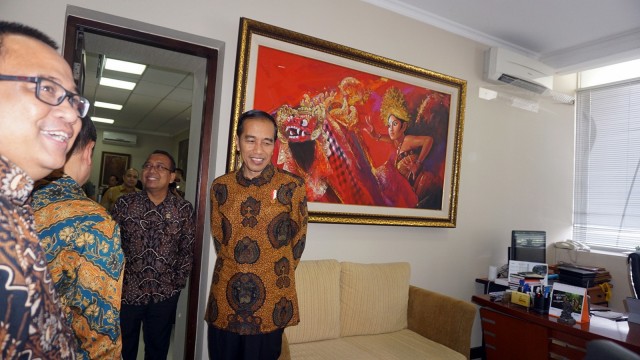 Joko Widodo dan Mensesneg tinjau lukisan. (Foto: Yudhistira Amran Saleh/kumparan)