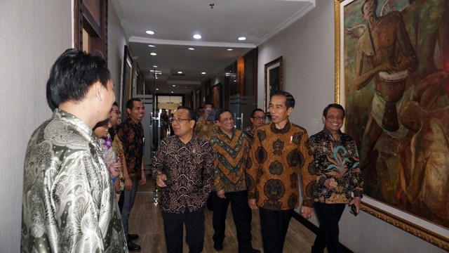 Joko Widodo dan Mensesneg tinjau lukisan. (Foto: Yudhistira Amran Saleh/kumparan)