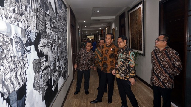 Joko Widodo dan Mensesneg tinjau lukisan. (Foto: Yudhistira Amran Saleh/kumparan)