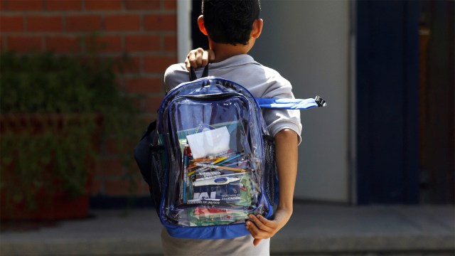Ilustrasi pelajar membawa tas. (Foto: AFP PHOTO / Hector Guerrero)