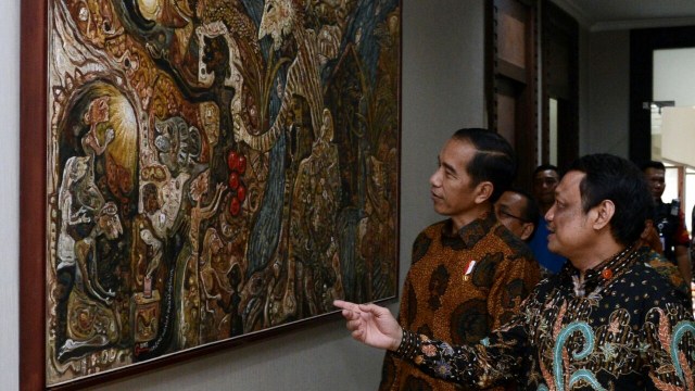 Jokowi keliling Setneg melihat lukisan. (Foto: Dok. Biro Pers Setpres)