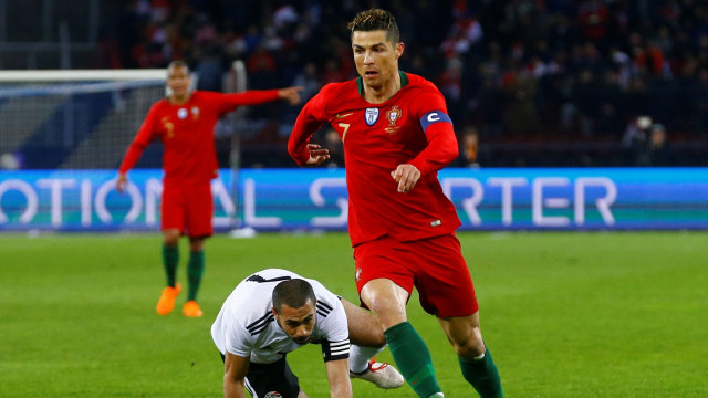 Ronaldo menggiring bola. (Foto: Reuters / Arnd Wiegmann)