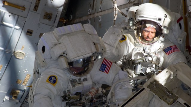 Drew Feustel (kanan) (Foto: NASA)