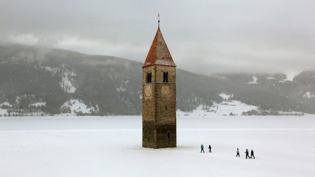 Danau Reschensee ketika musim dingin (Foto: Flickr / Photo Tractatus)
