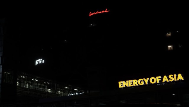 Pusat perbelanjaan Sarinah saat Earth Hour.