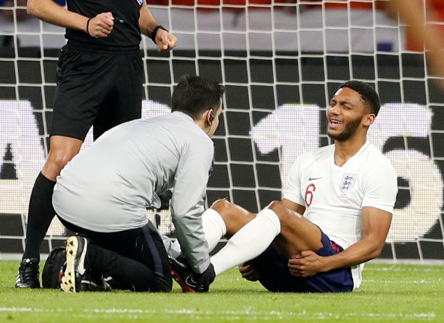Gomez cedera saat membela Timnas Inggris. (Foto: Reuters/John Sibley)