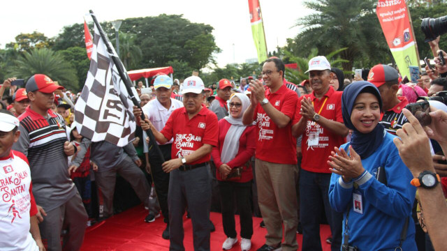 JK dan Anies di Jalan Santai Keluarga Sulsel (Foto: Iqbal Firdaus/kumparan)