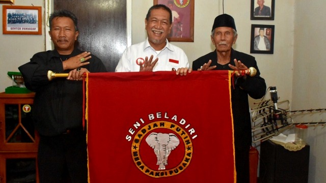 Deddy Mizwar di dukung Paguron Pencak Silat. (Foto: Iqbal Tawakal/kumparan)