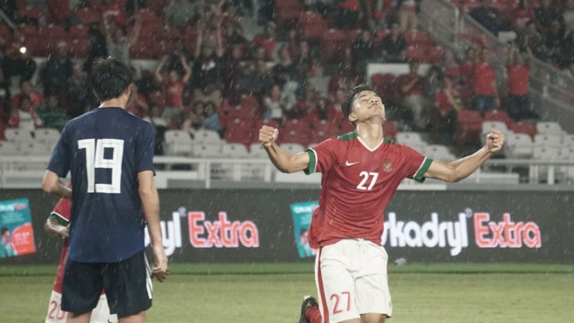 Aji Kusuma cetak gol Indonesia vs Jepang (Foto: Nugroho Sejati/kumparan)