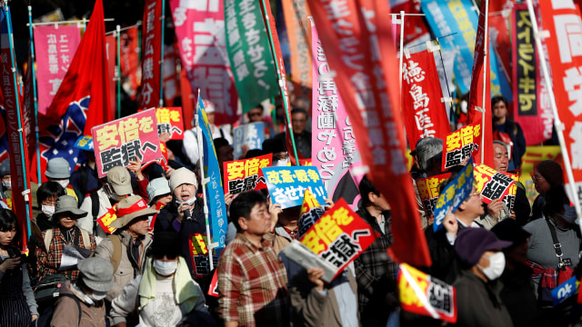 Protest skandal PM Jepang, Shinzo Abe (Foto: Reuters/Issei Kato)
