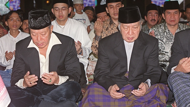 Probosutedjo dan Soeharto. (Foto: AFP/Nur)