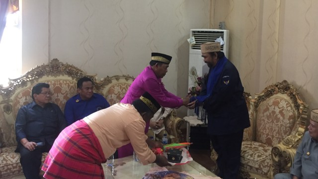 Surya Paloh disambut Rahmat Gobel di Gorontalo (Foto: Mirsan Simamora/kumparan)