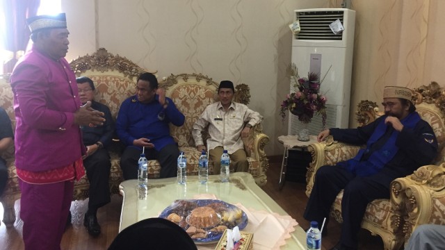 Surya Paloh disambut Rahmat Gobel di Gorontalo (Foto: Mirsan Simamora/kumparan)